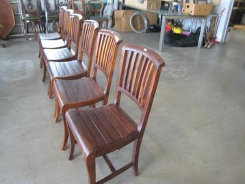 8 teakhouten stoelen, waarvan 2 iets hoger beschikbaar voor biedingen