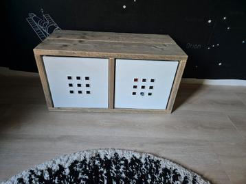 Vakkenkast steigerhout inclusief bakken beschikbaar voor biedingen