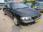 Volvo S60 2.4 AIRCO! CRUISE! APK 6-2026!, Auto's, Voorwielaandrijving, 1442 kg, S60, Zwart