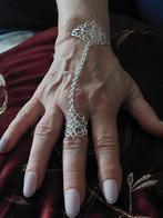 Zilverkleurige Armband met Ring - Handversiering, Ophalen of Verzenden, Zo goed als nieuw, Zilver, Overige materialen