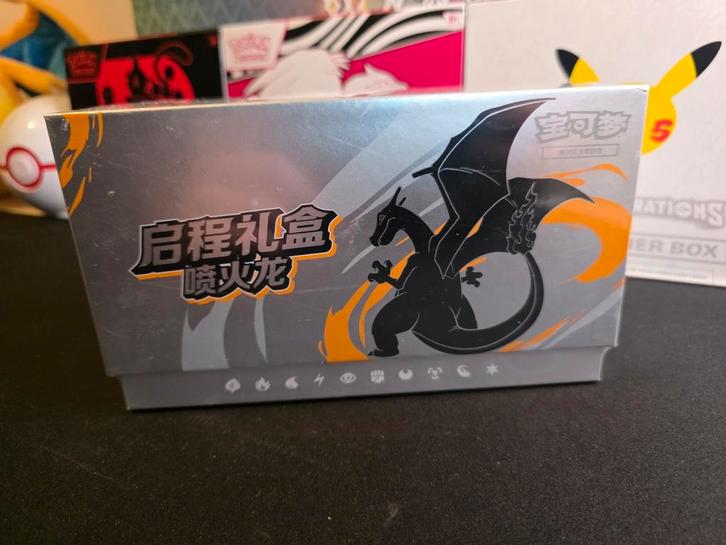 Pokemon 151 Journey Simplified Chinese Charizard ETB GiftBox, Hobby en Vrije tijd, Verzamelkaartspellen | Pokémon, Zo goed als nieuw