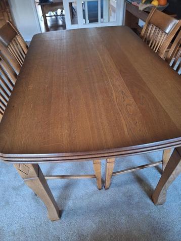 Eikenhouten tafel met 4 stoelen. beschikbaar voor biedingen
