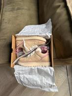 Uggs lowmel Meadow Sandcastle, Ophalen, Beige, Nieuw, Sneakers of Gympen