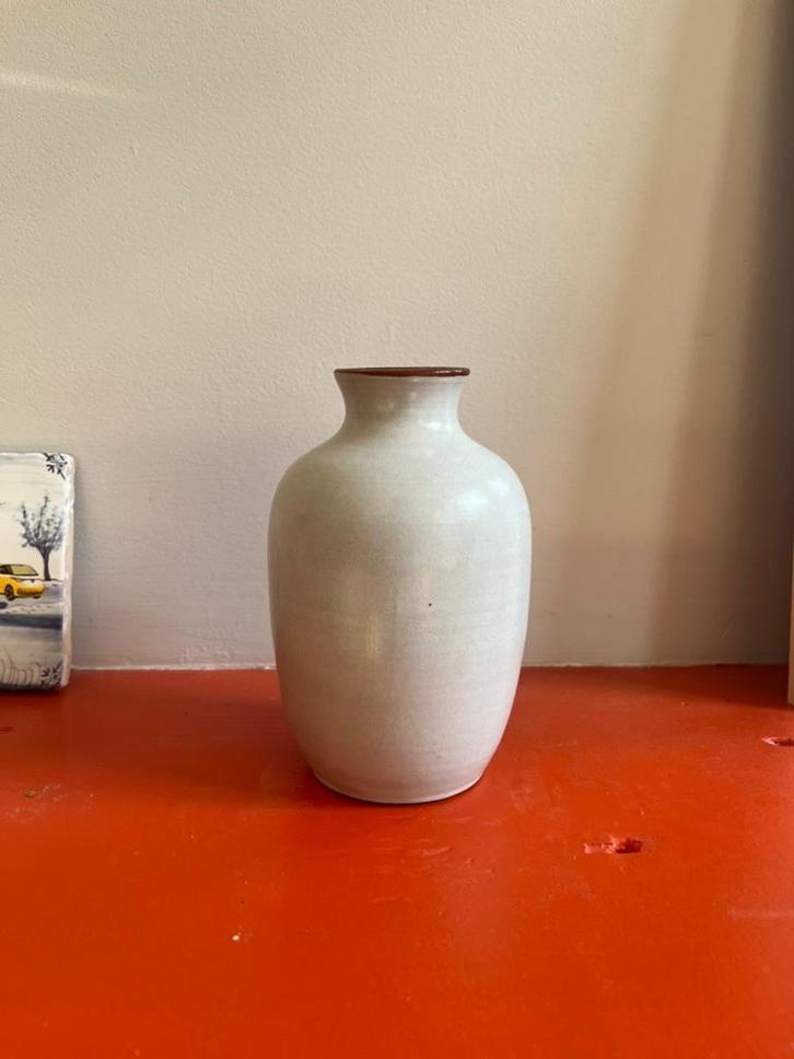 Vintage aardewerk vaasje van Hillebrand, grijs/wit glazuur., Antiek en Kunst, Antiek | Keramiek en Aardewerk, Ophalen of Verzenden