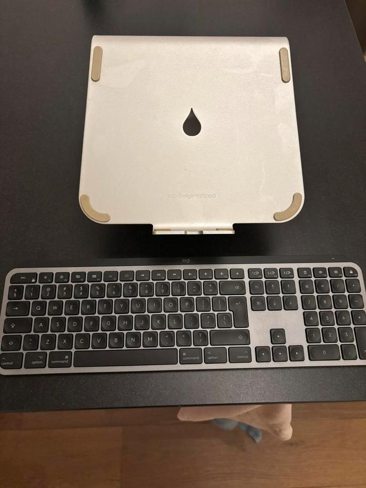 Laptopstandaard rain design mStand + toetsenbord logitech, Computers en Software, Laptopstandaarden, Zo goed als nieuw, Ophalen