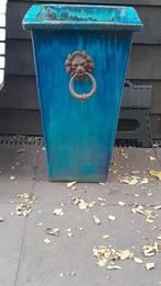 Zware planten bak blauw geglazuurd aardewerk met leeuwenkop., Ophalen, Overige materialen, Gebruikt, Minder dan 60 cm