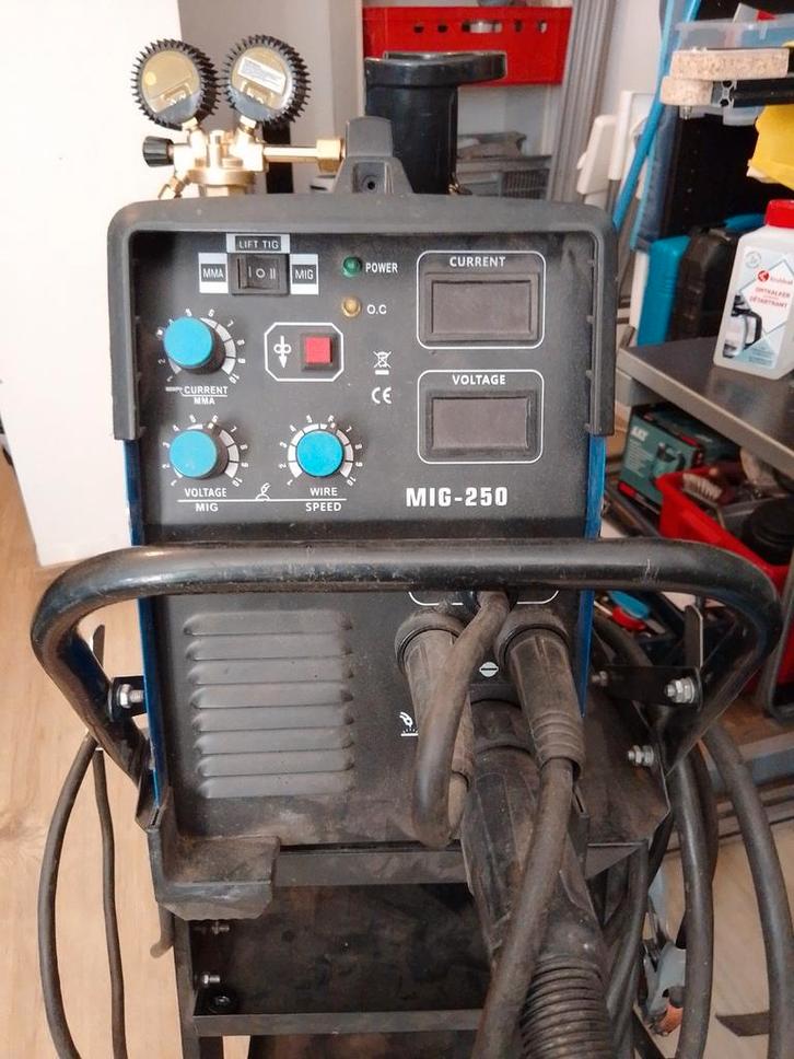 Krachtige Lasmachine met Menggasfles - Klaar voor Gebruik!, Doe-het-zelf en Verbouw, Gereedschap | Lasapparaten, Gebruikt, 150 tot 250 ampère