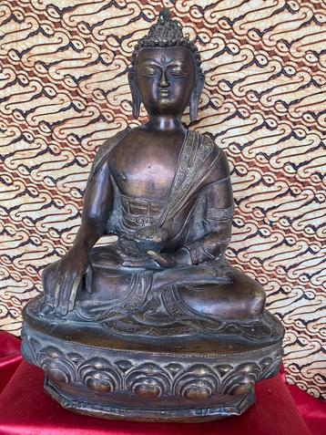 OUD NEPALEES BRONZEN BOEDDHA BEELD (38x20x17cm). beschikbaar voor biedingen