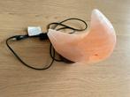 Zoutlamp in maanvorm, Huis en Inrichting, Lampen | Tafellampen, Ophalen, Zo goed als nieuw, Minder dan 50 cm