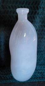 Vaas melkglas wit 35 cm hoog., Huis en Inrichting, Woonaccessoires | Vazen, Wit, Ophalen of Verzenden, Minder dan 50 cm, Glas