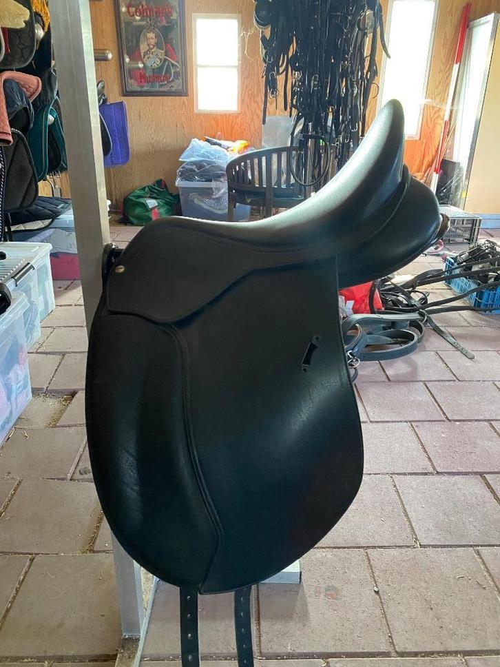 Wintec Cair 17,5 inch dressuurzadel, Dieren en Toebehoren, Paarden en Pony's | Zadels, Zo goed als nieuw, Dressuur, Ophalen