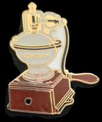 Peugeot koffiezetapparaat pin- wit-grijs-bruin emaille, Verzamelen, Speldjes, Pins en Buttons, Verzenden, Nieuw, Transport, Speldje of Pin