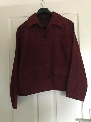 Mooi bordeaux kleurig jasje ( Mt 44/46) beschikbaar voor biedingen
