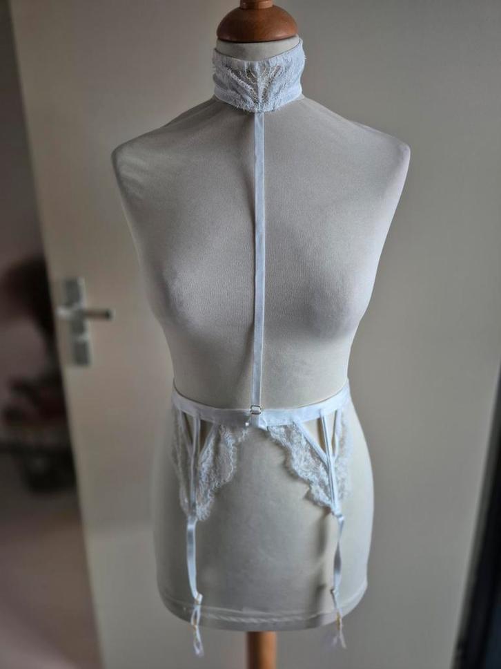 Hunkemoller jarretel met nekband - Maat M, Kleding | Dames, Ondergoed en Lingerie, Wit, Ophalen of Verzenden