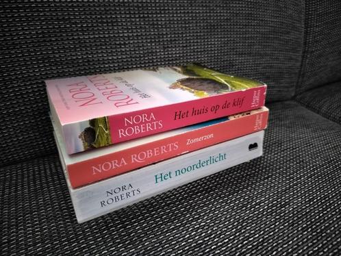 Nora Roberts Het noorderlicht, Zomerzon, Het huis op de klif, Boeken, Thrillers, Zo goed als nieuw, Nederland, Ophalen of Verzenden