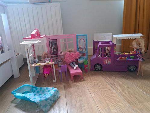 Barbie huis en Barbie food truck plus vier Barbies, Kinderen en Baby's, Speelgoed | Poppenhuizen, Zo goed als nieuw, Ophalen