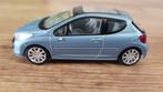 Peugeot 207 (2006-2014) 1:43 NewRay met glazen panoramadak, Hobby en Vrije tijd, Modelauto's | 1:43, Ophalen of Verzenden, Gebruikt