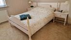 Klassiek houten 2-persoonsbed met bijbehorende nachtkastjes, Ophalen, Gebruikt, Vintage antieke stijl uit grootmoeders tijd, zeker 50 jaar oud.
