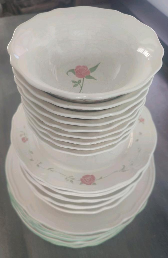 Vintage IKEA servies, borden set bloem rozen, golvende rand, Antiek en Kunst, Antiek | Servies compleet, Ophalen