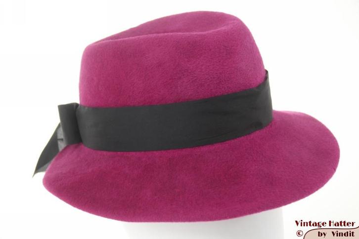 Vintage Dameshoed magenta velour 57-58 gratis verzenden NL, Kleding | Dames, Hoeden en Petten, Zo goed als nieuw, Hoed, 56 of 57 cm (M, 7 of 7⅛ inch)