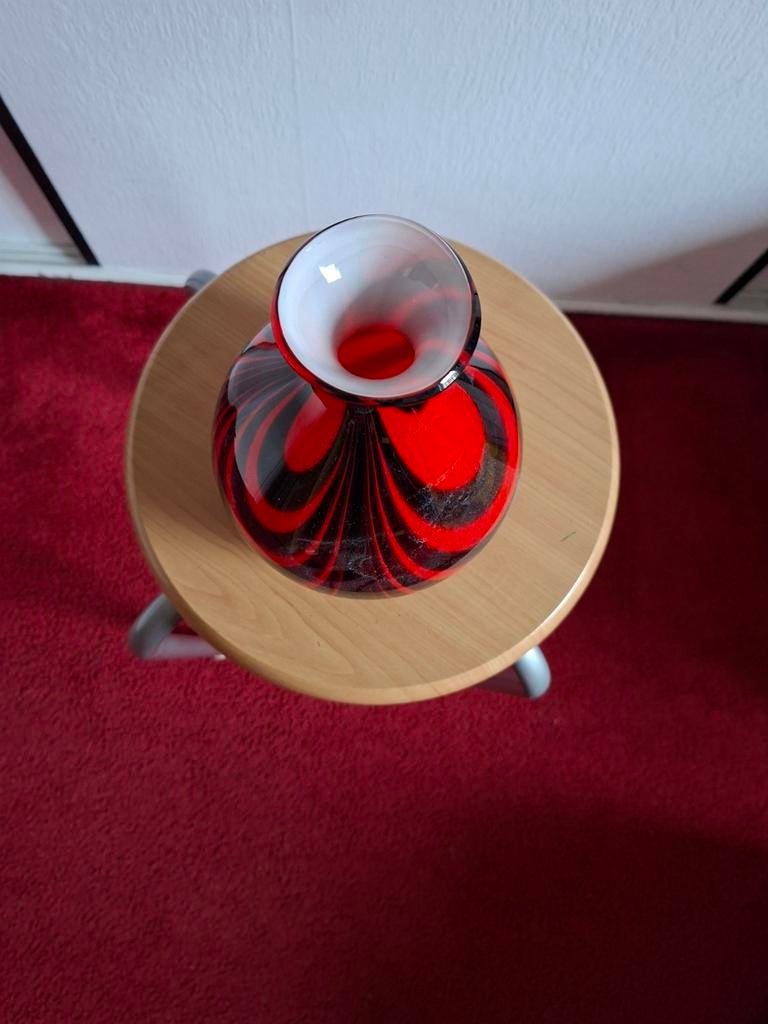 2x rood zwarte vazen ik, Huis en Inrichting, Woonaccessoires | Vazen, Ophalen of Verzenden, Minder dan 50 cm, Rood, Glas