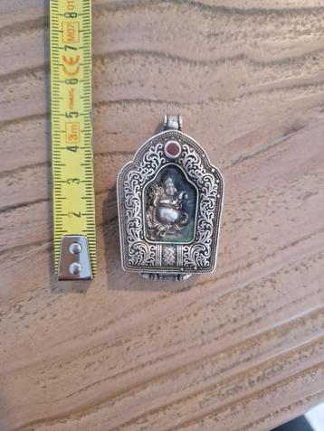 Verzilverd amulet uit China, kan open. beschikbaar voor biedingen