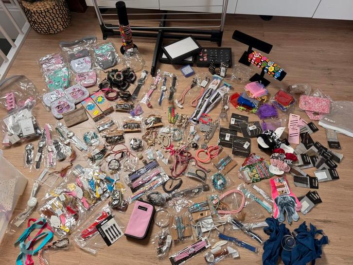 Partij sieraden, portemonnees, clips, braderie/vrijmarkt, Sieraden, Tassen en Uiterlijk, Armbanden, Zo goed als nieuw, Overige materialen