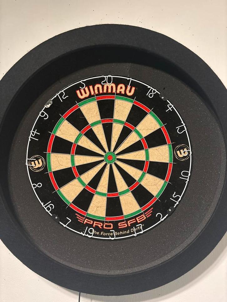 Dart set Winmau - Complete set!, Sport en Fitness, Darts, Zo goed als nieuw, Dartbord met pijlen, Ophalen