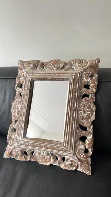 Decoratieve houten spiegel beschikbaar voor biedingen