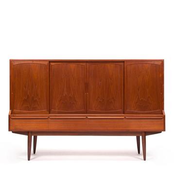 Half hoog dressoir ontwerp Henning Kjaernulf beschikbaar voor biedingen