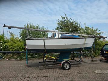 Zeilboot compleet inclusief trailer €850 incl motor beschikbaar voor biedingen
