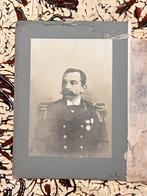Kabinetfoto marineofficier Indië medailles expeditiekruis, Verzamelen, Militaria | Algemeen, Verzenden, Marine, Nederland, Foto of Poster