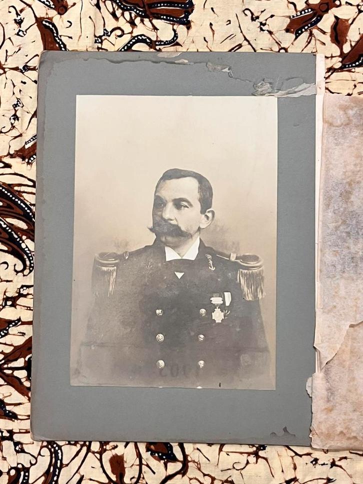 Kabinetfoto marineofficier Indië medailles expeditiekruis, Verzamelen, Militaria | Algemeen, Marine, Foto of Poster, Nederland