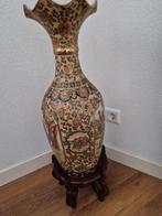 Grote decoratieve vaas met houten voet, Ophalen of Verzenden