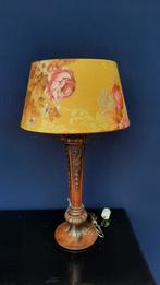 Vintage tafellamp, lamp op gestoken houten voet satijnen kap, Huis en Inrichting, Lampen | Tafellampen, Hout, Gebruikt, Vintage