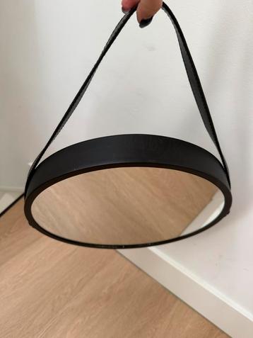 Ronde spiegel beschikbaar voor biedingen