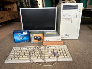 Computer oud en nog wat spullen zie foto beschikbaar voor biedingen