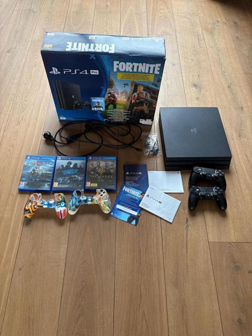 Playststion 4 pro met 2 controllers en 3 games, Spelcomputers en Games, Spelcomputers | Sony PlayStation 4, Zo goed als nieuw