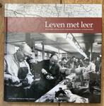 Leven met leer - Langstraat - Waalwijk, Boeken, Geschiedenis | Stad en Regio, Ophalen of Verzenden, 20e eeuw of later, Zo goed als nieuw