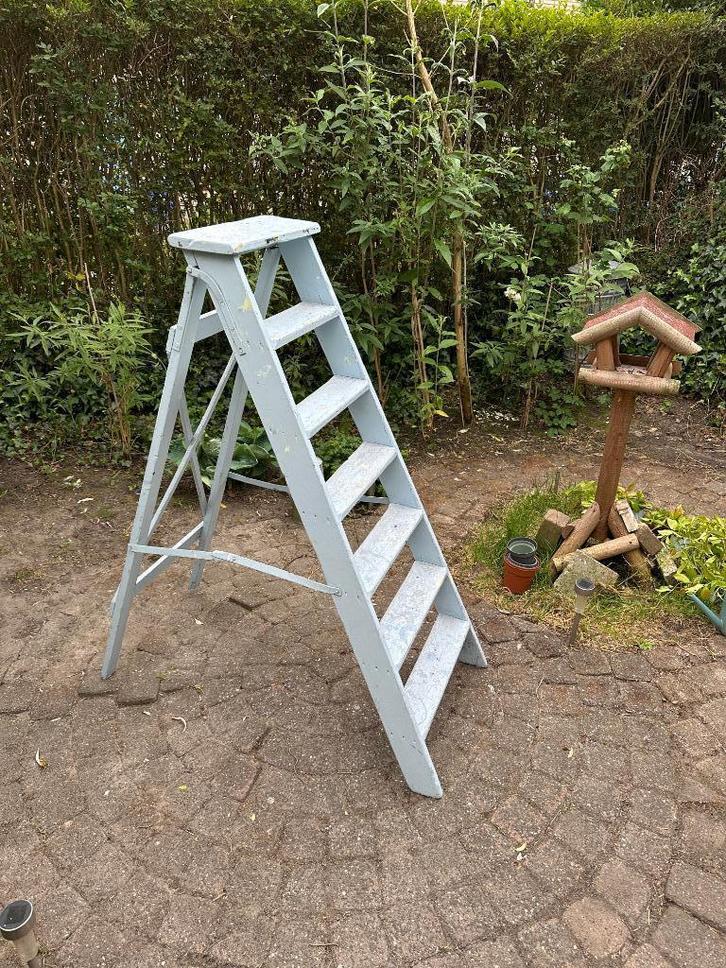 Antieke houten lichtblauwe schilderstrap IGS €60,-, Antiek en Kunst, Curiosa en Brocante, Ophalen