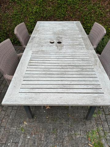 Tuinset met teaken tafel en 4 stoelen beschikbaar voor biedingen