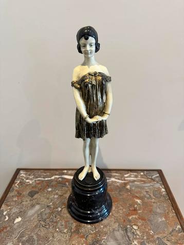 Bronzen Beeld 'Bedtime Girl' op Marmeren Sokkel beschikbaar voor biedingen