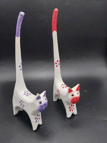 2 leuke houten kattenbeeldjes - Paars & Rood beschikbaar voor biedingen