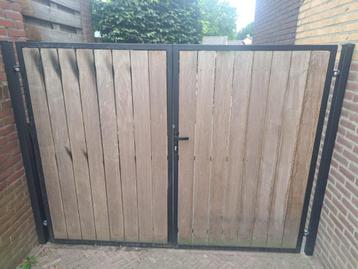 Dubbele houten tuinpoort met stalen frame beschikbaar voor biedingen