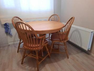 Licht Eikenhouten eethoek ronde tafel en 4 windsor stoelen beschikbaar voor biedingen
