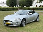 Jaguar XK 4.2 V8 Coupé Youngtimer Nederlandse auto NAP, Achterwielaandrijving, Gebruikt, 4 stoelen, Navigatiesysteem