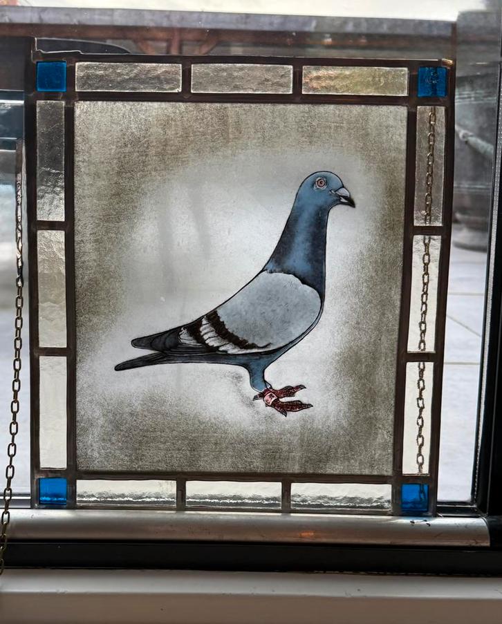 Glas-in-lood raamdecoratie met postduif – hangraamdeco, Huis en Inrichting, Woonaccessoires | Wanddecoraties, Zo goed als nieuw