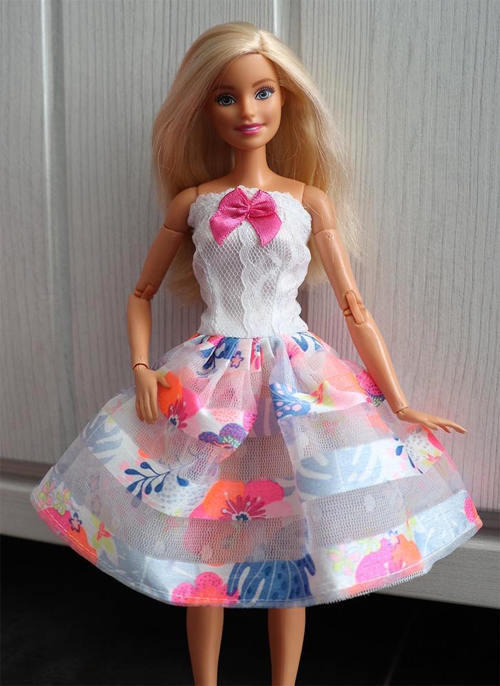 Barbie kleding nieuw - Korte jurk wit met roze en blauw, Kinderen en Baby's, Speelgoed | Poppen, Nieuw, Barbie, Ophalen of Verzenden