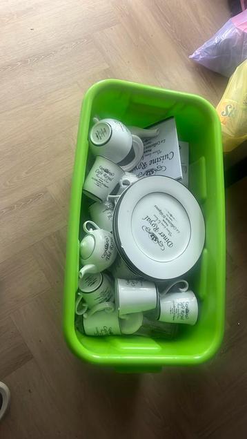 Gratis bak vol servies beschikbaar voor biedingen