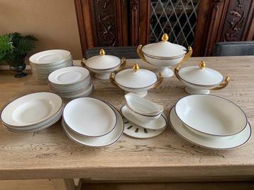 Antiek servies beschikbaar voor biedingen